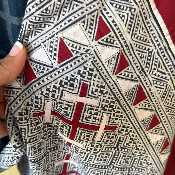 Beautiful Vintage Handmade Quilted Kimono Pullover Poncho with Uneven Hem - Picture 5 of 6